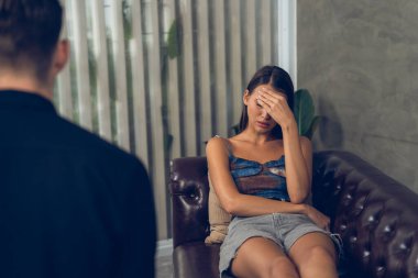 Stresli ve depresif bir hasta zihinsel hastalığı ve depresyonu olan psikiyatristten terapi sırasında yardım istiyor. Akıl sağlığı ve tıbbi bakım konsepti. Açılıyor