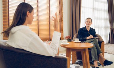 Psikolojik konsültasyon zihinsel problemde iyileşme kaydediyor. Psikiyatrist akıl hastalığı teşhisi koyarken mutlu genç bayan hasta terapi seansı yapıyor. Açılıyor