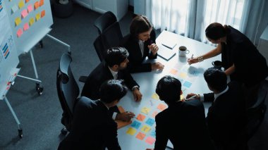 Akıllı yöneticilerin üst görüşü pazarlama fikrini yapışkan notlardan tartışır ve seçer. Bir grup iş adamı karar verip plan yaparken strateji hakkında konuşup fikir alışverişinde bulunuyor. Müdürlük.