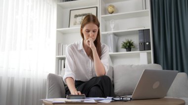 Stresli genç bayanın kredi kartı borçlarıyla ilgili mali sorunları var. Kötü kişisel para ve mortgage ödeme yönetimi krizinden korunmak için. Kadınlar aşırı harcama yüzünden finansal iflastan endişe ediyorlar.