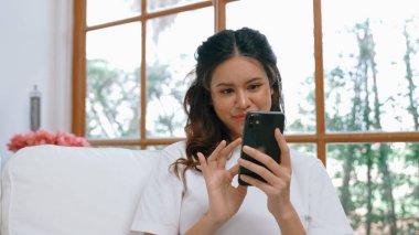 Genç bir kadın internet üzerinden alışveriş yapmak için internet üzerinden internet üzerinden internet üzerinden alışveriş yapıyor. Modern ve konforlu çevrimiçi alımlar güvenli ve uygun alışverişleri sağlar.