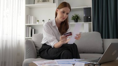 Stresli genç bayanın kredi kartı borçlarıyla ilgili mali sorunları var. Kötü kişisel para ve mortgage ödeme yönetimi krizinden korunmak için. Kadınlar aşırı harcama yüzünden finansal iflastan endişe ediyorlar.