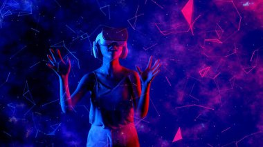 Heyecanlı gülümseyen Asyalı kadın VR metaevrenine bakıp mavi neon dijital evreni işaret ederek yıldızlı zodyak sanal uzay fantastik keşif nebulası meta-dünya. Halüsinasyon.