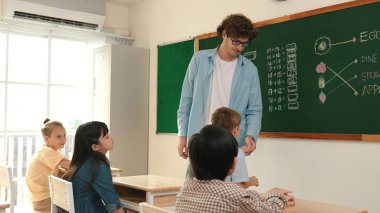 Kafkas öğretmeni matematik dersinde tahtaya cevap yazmak için gönüllü buldu. Öğretmen, öğrenciye tebeşir verilirken ve sınıfın önünde yürürken soruyu cevaplamak için gönüllü olmayı talep ediyor. Pedagoji.