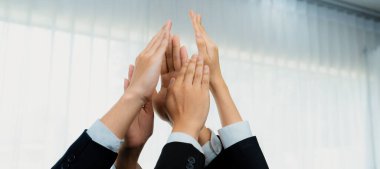 Ofis çalışanlarının el ele dizilmesi başarılı bir iş ortaklığı grubunu ve panoramik pankartta kamu işyerinde güçlü bir birlik takım çalışmasını sembolize ediyor. Kurnaz.
