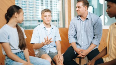 Grup terapisi sırasında çekici bir çocuk tecrübesini paylaşıyor. Etrafı çok kültürlü arkadaşlarla çevrili iken lise öğrencisi iyileşme sürecinden bahsediyor. Öğretim.