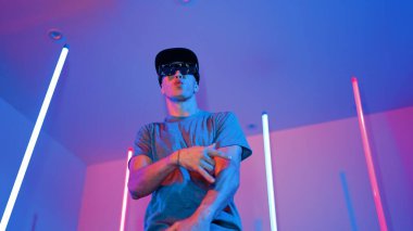 Beyaz dansçının gösterişli gözlükler taktığı ve break dans yaptığı alçak açılı kamera. Çekici adam kendinden emin bir şekilde kameraya bakarken enerjik bir performans ve hareket gösterdi. Mutluluk.