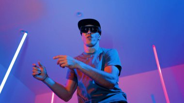 Beyaz dansçının gösterişli gözlükler taktığı ve break dans yaptığı alçak açılı kamera. Çekici adam kendinden emin bir şekilde kameraya bakarken enerjik bir performans ve hareket gösterdi. Mutluluk.