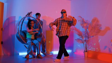 Stüdyoda gündelik kıyafetleri olan çok kültürlü bir arkadaş tezahürat yaparken mutlu hipster break dansları. Profesyonel sokak dansçısı hip hop ritmi ya da neon veya kurşun ışıkla kafiyeli bir şarkı söyler. Mutluluk.