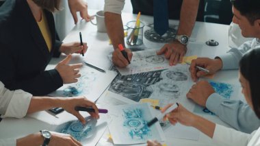 Mühendisin, toplantı masasındaki türbin motorunu ekipmanla gösteren üst düzey görüntüsü. Profesyonel proje yöneticisinin elektronik jeneratör sistemi hakkında konuştuğu ve tartıştığı hava görüntüsü. Hizalama.