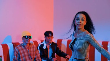 İspanyol dansçı çeşitli arkadaşlar birlikte dans ederken hareket eder. Mutlu profesyonel hipster el sıkışırken aynı zamanda çok kültürlü bir grubu destekliyor ve cesaretlendiriyor. Mutluluk.