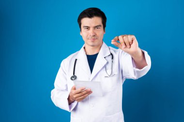 Saydam tablet tutan akıllı doktorun profili kameraya bakarak gelecekteki teknoloji simülatöründe sağlık hizmetleri yenilik arayüzü hologram monitör cihazı olarak poz veriyor. Entrika.