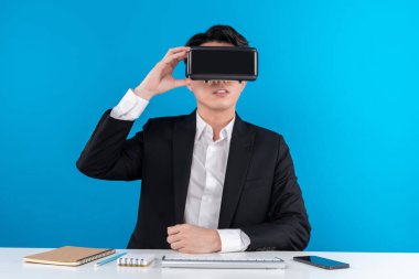 Asyalı işadamı, metaevren ile iş dünyasının haberlerini fütüristik metaevrende analiz ederek yenilik teknolojisini analiz ediyor sanal gerçeklik mavi kopyalama alanını izole ediyor. Entrika.