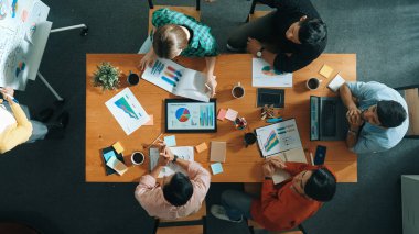 Üst düzey bir iş adamı strateji hakkında konuşur ve plan yapar. Davet yöneticisi ise fikri ve beyaz tahtada durmayı açıklar. Grafikte dinleyen ve çalışan bir grup insan. Cemaat.