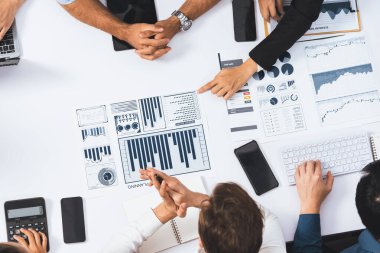 Üst düzey analist ekibi toplantı odasındaki mali verileri analiz etmek için BI Fintech 'i kullanıyor. İş anlayışı ve stratejik pazarlama planlaması için kağıt üzerinde analitik BI gösterge paneli. Tedbirli