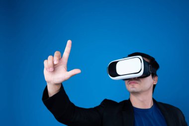 VR kulaklık takan profil işadamı, metaevren dokunmatik zoom 'u sanal gerçeklikte mavi arkaplan fütüristik teknolojisini izole ederek ilginç iş verilerine bağlamaya çalışıyor. Entrika.
