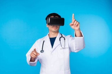 Meta evreni bağlayan VR kulaklık takan zeki doktor analitik tıp araştırmasını seçerek mavi arkaplan fütüristik teknoloji hologramı sanal gerçeklik akıllı meta dünyayı izole etti. Entrika.