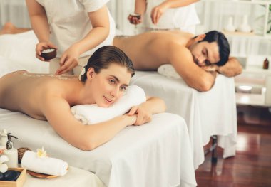 Lüks spa salonlarında sıcak mum ışığında cilt bakımı yaptıran kadın müşteri. Sağlık Spa vücut fırçasında tuz temizleme güzellik tedavisi. Sessiz.