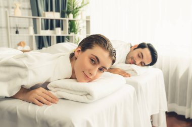 Kafkas çift müşterisi stres önleyici spa masajının keyfini çıkarıyor ve lüks otel veya oteldeki gündüz açık hava ortamında güzellik teniyle eğleniyor. Sessiz.