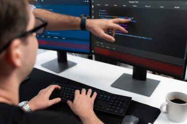 IT geliştiricileri uygulama ve web sitesi verilerinde kodlama programıyla ekranda yazılım geliştirme bilgileri oluşturuyorlar. Güvenlik programı konsepti üzerine teknik mühendis kodlayıcı. Satılabilir.