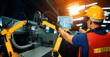 Sanayi 4.0 veya 4. endüstriyel devrimin otomasyon üretim sürecini ve IOT yazılımını gösteren dijital fabrika üretim teknolojisi için MLP Smart Industry robot kolları.