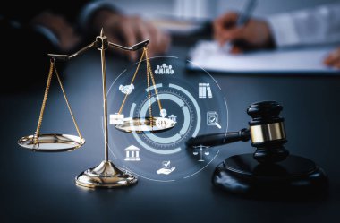 Akıllı hukuk, hukuki danışmanlık simgeleri ve avukatlık bürosunda çalışan araçlar dijital hukuk kavramını ve çevrimiçi hukuk ve yönetmelik kavramlarını gösteriyor .