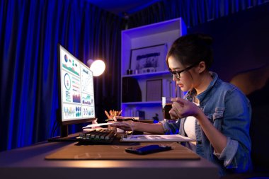 Sunucu kanalı Asyalı etkileyicisi, sosyal medyada kulaklık takarak iş grafikleri ekranında dinleyicileri selamlıyor ve Neon Modern Stüdyoları 'nda internet üzerinden koçluk yapıyor. Taktik.