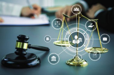 Akıllı hukuk, hukuki danışmanlık simgeleri ve avukatlık bürosunda çalışan araçlar dijital hukuk kavramını ve çevrimiçi hukuk ve yönetmelik kavramlarını gösteriyor .