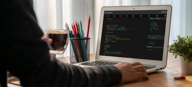 Model uygulama ve program kodlaması için bilgisayar ekranında yazılım geliştirme programlama