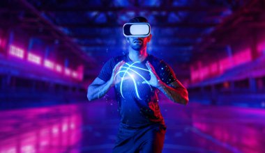 Kafkas sporcusu neon spor stadyumunda basketbol oynarken gündelik kıyafet ve sanal gerçeklik gözlüğü takıyor. Sporcu arenasında dururken elinde basketbol hologramı tutan bir sporcu. Sapma.