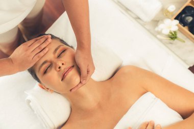 Panorama 'da kadınların stres önleyici kafa masajından ve lüks tatil beldesi veya otel spa salonundaki modern ışık ortamında yüz güzelliği eğlencelerini şımartmaktan hoşlandığı bir manzara var. Sessiz.