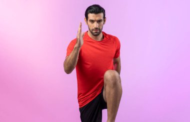 Vücut uzunluğunun tamamı atletik ve sportif genç erkek fitness 'in izole edilmiş arka planda kardiyo egzersizi duruşunu gösteriyor. Sağlıklı aktif ve vücut bakımı yaşam tarzı.
