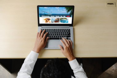 Model arama ve seyahat planlama için internet sitesi uçuş, otel ve tur rezervasyonları için anlaşma ve paket sunuyor