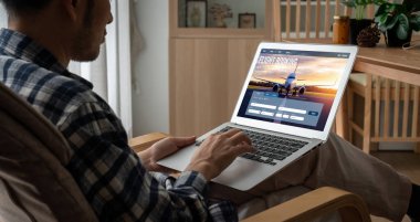 Online uçuş rezervasyon sitesi mod rezervasyon sistemi sağlar. Seyahat teknolojisi kavramı .