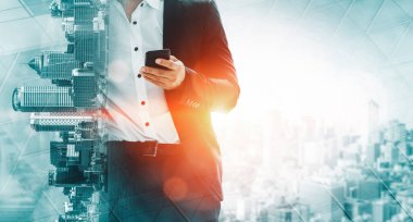 Business Communication Network Technology Concept - İş adamlarının modern şehir planında akıllı telefon ya da cep telefonu aygıtı kullanmaları. uds