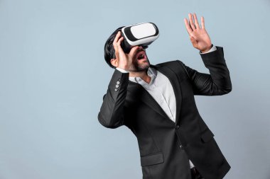 VR camından finansal grafik hologramına bakan akıllı proje yöneticisine yaklaş. Profesyonel iş adamı, sanal gerçeklik dünyası ve meta dünyadan finansal planı kontrol ederken şaşırdı. Sapma.