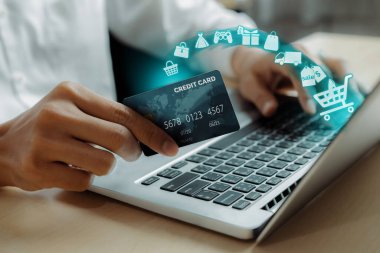 Zarif müşteri beyaz gömlek giyer, kredi kartı taşır dizüstü bilgisayarı kontrol eder ve online platform seçer. Nakitsiz teknoloji alışveriş envanteri kullanarak e-ticaret uygulaması açarken akıllı tüketici. Siber Nakit.