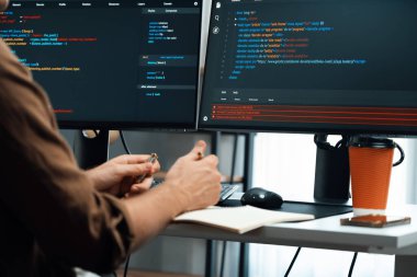 IT geliştiricisi, yazılım güncellenmiş yazılım sürümü kavramını yaratarak, kodlama uygulama ekranları üzerinde modern ev ofisteki pc monitörlerinde çevrimiçi yazılım geliştirme üzerinde çalışıyor. Toplayıcı.