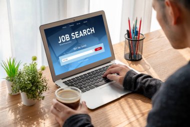 Çalışanların işe alım İnternet ağındaki iş fırsatlarını araması için mod web sitesinde online iş araması