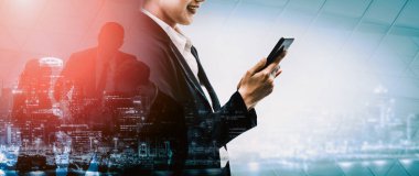 Business Communication Network Technology Concept - İş adamlarının modern şehir planında akıllı telefon ya da cep telefonu aygıtı kullanmaları. uds