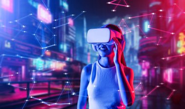 Meta-meta 'da siber punk stilinde ayakta duran kadın metaevreni bağlayan VR kulaklık takıyor, gelecekteki siber uzay teknolojisi, uzaklarda el ele tutuşan gözlük kullanan kadın. Halüsinasyon.