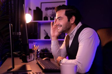 Gülümseyen akıllı işadamı, Mor Neon Dark Home Office 'in gelecek çeyreğinde ürün veritabanında iş grafikleri araştırma hedef pazarıyla uzaktan satış ekibiyle buluşacak. Tahmin et..