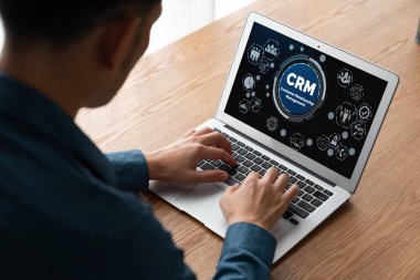 CRM işletme ve işletme için modern bilgisayarda müşteri ilişkileri yönetim sistemi