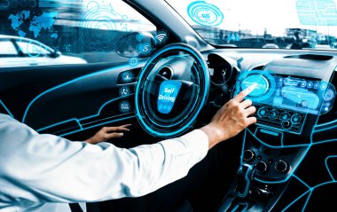 Sürücü koltuğunda rahat genç bir adamın oturduğu otonom bir araba kentteki işlek otoyolda gidiyor. Makine öğrenme, yapay zeka ve gelişmiş gerçeklik kavramı. uds