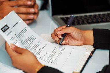 İnsan Kaynakları Müdürü sorgu odasında çalışan bir adayın özgeçmişine bakıyor. İş başvurusu, işe alım ve işçi alma konsepti. uds