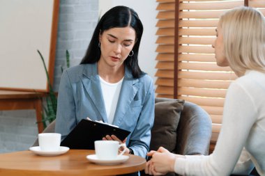 Psikolojik akıl sağlığı danışmanlığı ya da terapi seansındaki genç ve profesyonel bir hastadan akıl hastalığı teşhisi koyarken yardım istemek. Zihinsel tedavi seansı. Blithe