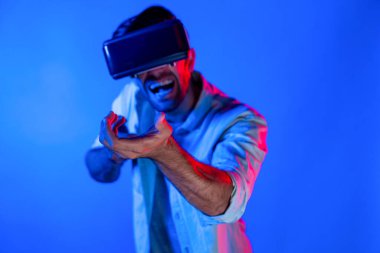 Kafkasyalı zeki bir adam VR gözlük takıyor ve hareket eden bir jest silahı taşıyor. Oyuncu, gelecekteki sanal gerçeklik kulaklığını ya da gelecekteki yenilikleri kullanarak meta dünyaya giriyor ya da aksiyon oyunu oynuyor. Sapma.