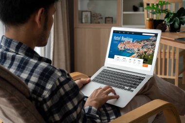 Çevrimiçi otel konaklama rezervasyon sitesi mod rezervasyon sistemi sağlar. Seyahat teknolojisi kavramı .