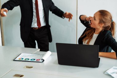 İş adamı patronu, işyerindeki görevleri ihmal eden kötü davranışlı bir iş kadını çalışanına kızgın ve kızgın. İşçileri kovmak ve insan kaynakları yönetim sorunu kavramı. uds