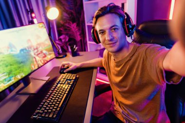 Akıllı oyun flamasının sunucu kanalı kameraya bakarken savaş takımının arka plandaki savaş gemisine silah çekmesini dijital neon siber odada kulaklık takmasını sağlıyor. Bireysel.